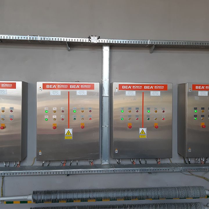 4x ovládací skříň BÜSCH vždy pro 2 elektropohony BEAservo z ušlechtilé oceli, tepelná elektrárna Żerań, Polsko