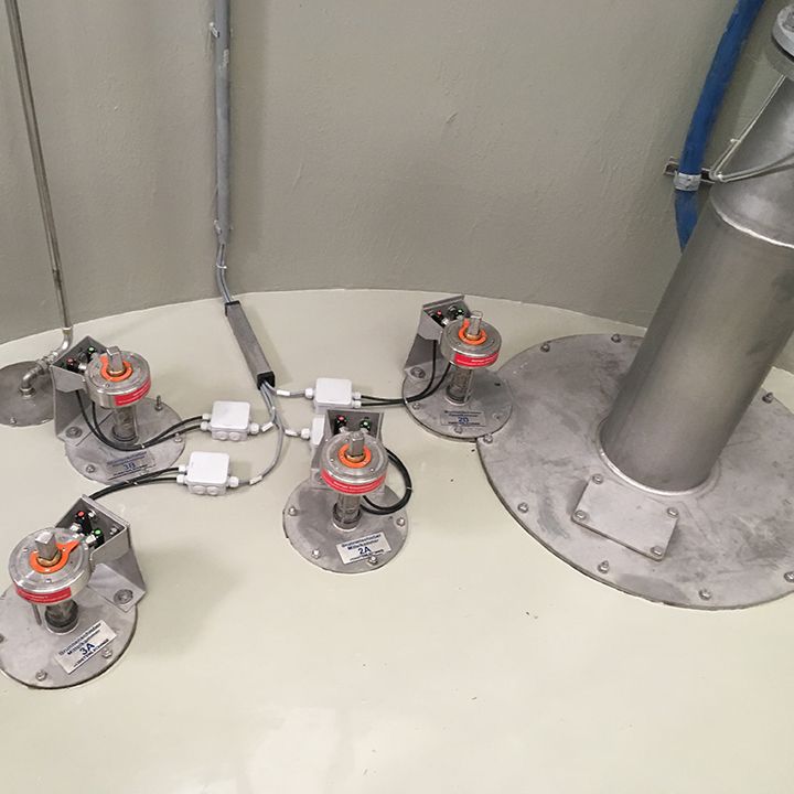 Electrical position indicators made of stainless steel in a drinking water facility
